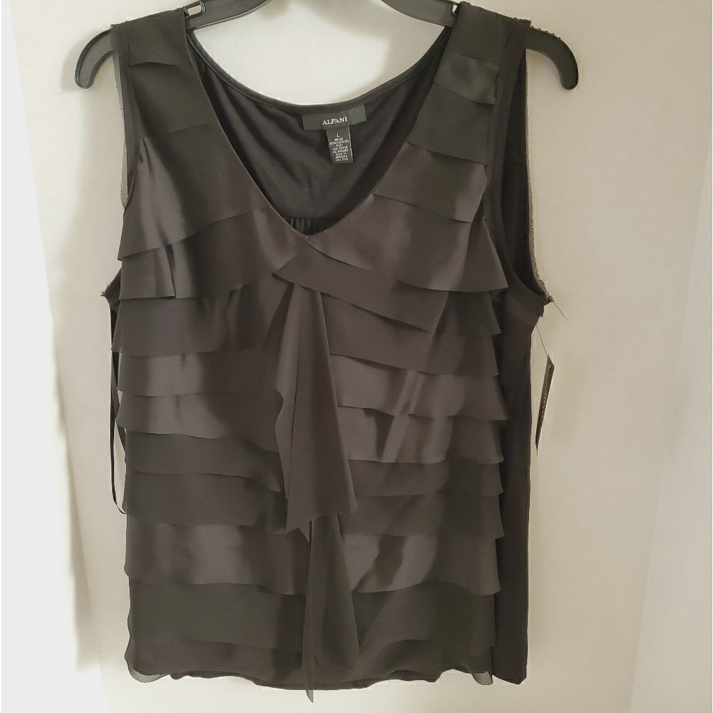 NWT beautiful ladies sleeveless top